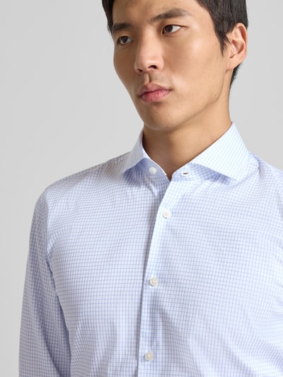 Männermodel draagt Slim Fit zakelijk overhemd van katoenmix Model 'HANK' van BOSS met all-over rasterruit patroon, cutaway-kraag, doorlopende knoopsluiting, lange mouw en verstelbare 1-knoopmanchet, easy iron, kleur lichtblauw-wit, Nahaufnahme Oberkörper.
