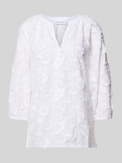Produktfoto, Regular Fit Bluse mit V-Ausschnitt und 3/4-Arm von Comma aus weißem Material-Mix mit Baumwoll-Anteil und floralen Stitchings, Rückenlänge 68 cm, Ärmellänge 57 cm, strukturierte Oberfläche.