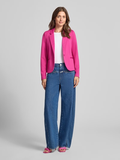 Frauenmodel trägt Blazer mit Viskose-Anteil Modell 'Rizetta' von b.young in kräftigem Pink, taillierte Passform, Reverskragen, Ganzkörperansicht von vorne.