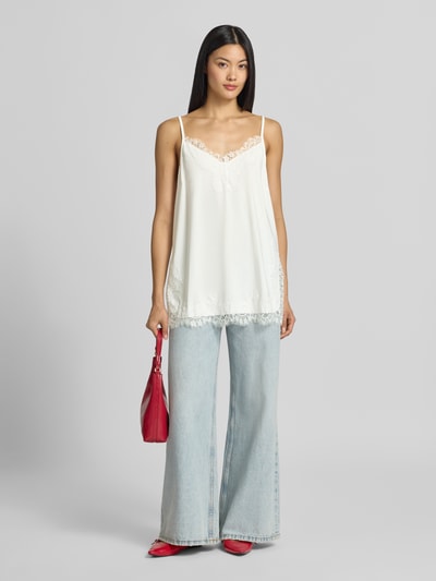 Frauenmodel trägt Top mit Spitzenbesatz Modell 'BICCO' von FREE/QUENT, Relaxed Fit, Spaghettiträger, Weiß, Ganzkörperansicht von vorne.