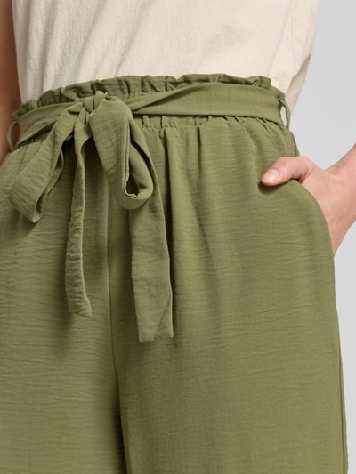 Frauenmodel trägt Culotte mit Bindegürtel Modell 'JOSA' von Vila im Loose-Fit mit Elastischer Bund und Seitliche Eingrifftaschen, Nahaufnahme Oberkörper.