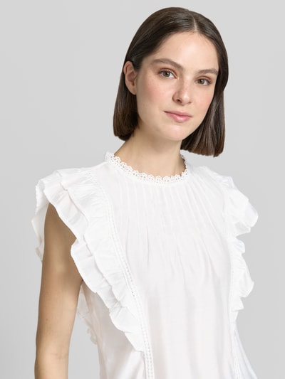 Frauenmodel trägt Regular Fit T-Shirt aus Viskose-Mix Modell 'BLISS' von Vero Moda, weiß, Rüschen, Popeline, Nahaufnahme Oberkörper.
