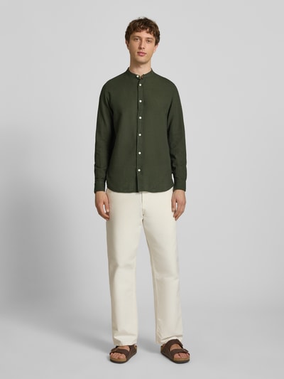 Männermodel trägt Slim Fit Freizeithemd aus Baumwoll-Leinen-Mix Modell 'CAIDEN' von Only & Sons in Optik: Unifarben, Ganzkörperansicht von vorne.