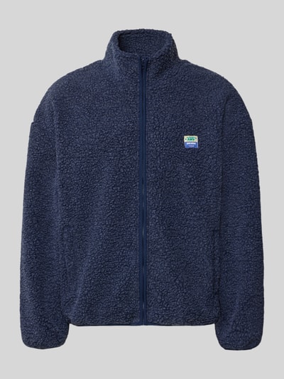 Produktfoto, Regular Fit Teddyjacke mit Logo-Patch von American Vintage, dunkelblaues Kunstfell, Stehkragen, Reißverschluss, Eingrifftaschen, Rückenlänge 69 cm, Schulterbreite 42 cm, Brustweite 67 cm, Ärmellänge 72 cm