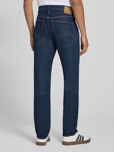 Männermodel trägt Slim Fit Jeans aus katoenmix model 'Streem' van G-Star RAW in donkerblauw met lichte wassing, ganzkörperansicht rückansicht.