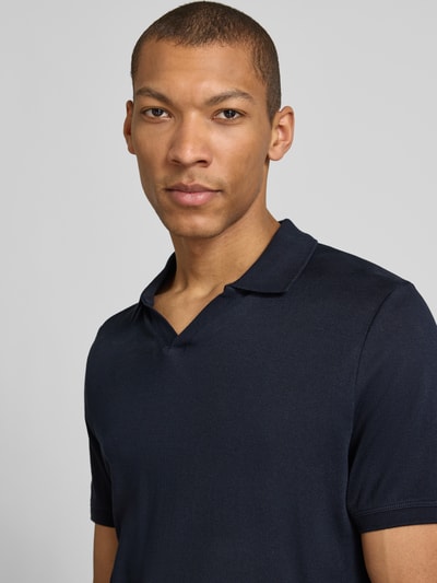 Męski model nosi Slim Fit Poloshirt mit Logo-Detail Modell 'Boll' von CINQUE, bawełna, krój slim fit, krótkie rękawy, zbliżenie górnej części ciała.