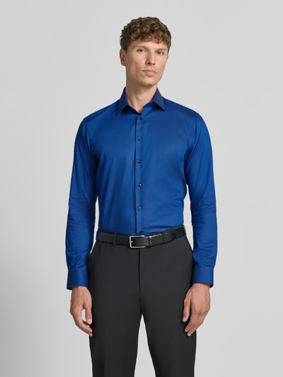 Männermodel trägt Regular Fit Business-Hemd mit kentkraag van Christian Berg Men uit puur katoen in blauw, knoopsluiting, met lange mouwen, ruglengte 78 cm, schouderbreedte 45 cm, mouwlengte 65 cm, ganzkörperansicht van voren.