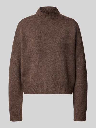 Produktfoto, Turtleneck-Pullover mit Woll-Anteil und Rundhalsausschnitt von Neo Noir in Braun, Modell Paulina, gerader Schnitt, gerippte Textur
