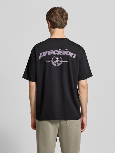 Männermodel trägt Regular Fit T-Shirt aus Baumwoll-Mix Modell 'CASPIAN' von Only & Sons, Optik: Unifarben, Ganzkörperansicht Rückansicht.