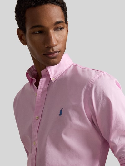 Männermodel trägt Regular Fit Freizeithemd aus reiner Baumwolle von Polo Ralph Lauren in Optik: Unifarben, Nahaufnahme Oberkörper.