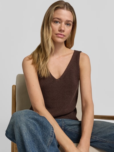 Vrouwenmodel draagt tricottop met V-hals van FREE/QUENT, materiaalmix met linnen, regular fit, model 'Grscaliva', ruglengte maat S 55 cm, Nahaufnahme Oberkörper.