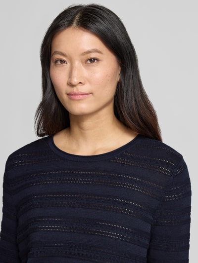 Frauenmodel trägt Regular Fit Pullover aus reiner Baumwolle in Strick-Optik von Christian Berg Woman, semitransparent, Nahaufnahme Oberkörper.