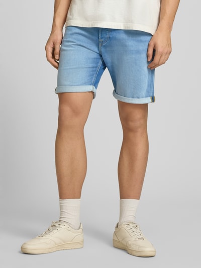 Männermodel trägt Regular Fit Jeansshorts mit Umschlag Modell 'RICK' von Jack & Jones, hellblau, Baumwoll-Mix, Nahaufnahme Oberschenkel.
