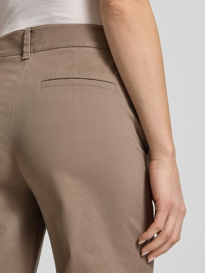 Vrouwenmodel draagt Straight Leg Hose aus Baumwoll-Mix van Marc O'Polo in effen kleuren katoenmix met labelapplicatie, zijsteekzakken, riemlussen, knoop- en ritssluiting, gesuggereerde achterzak, detailopname rug.