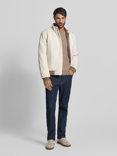 Mannelijk model draagt Jacke mit Stehkragen Modell 'VINCINT' van Geox in beige, recht model, met rits en steekzakken, voorkant, volledige lichaamsopname.