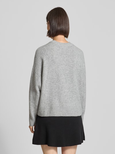 Vero Moda Sweter o kroju relaxed fit z dodatkiem wełny model ‘BOOM’ Jasnoszary 5