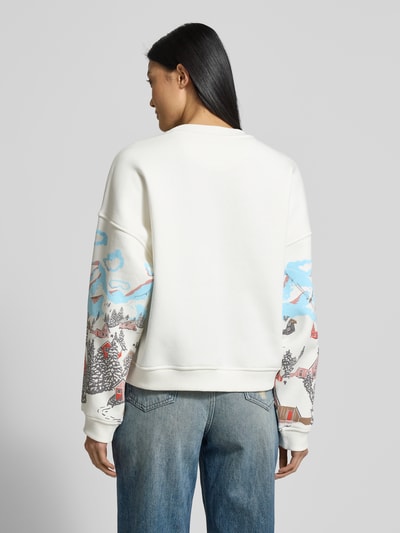 Frauenmodel trägt Oversized Sweatshirt mit gerippten Abschlüssen von Jake*s Casual, Baumwoll-Mix, weiße Grundfarbe, Ganzkörperansicht Rückansicht.