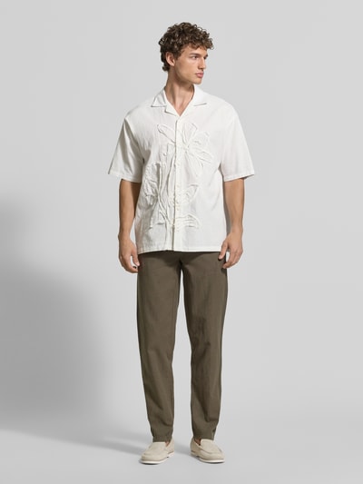 Männermodel trägt Hose aus Leinen-Baumwoll-Mix mit elastischem Bund von Lindbergh, Regular-Fit, Eingrifftaschen, Ganzkörperansicht von vorne.