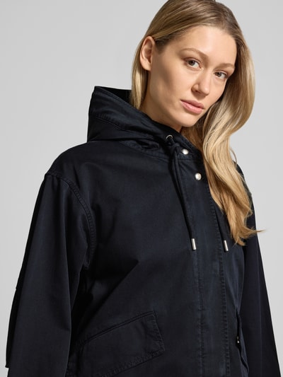 Frauenmodel trägt Regular Fit Parka aus reiner Baumwolle von Marc O'Polo, Optik: Unifarben, Kapuze, Zweiwege-Reißverschluss, Nahaufnahme Oberkörper.
