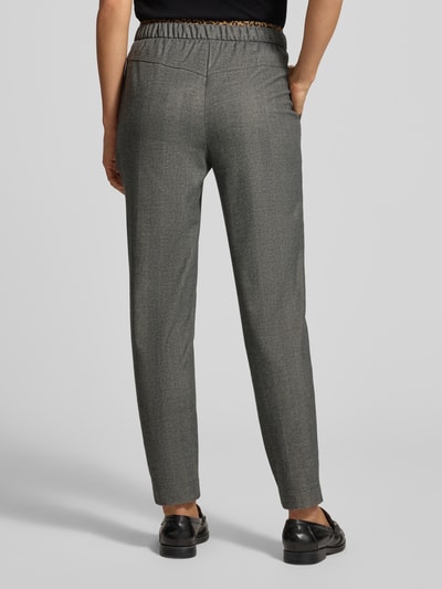 Frauenmodel trägt Gerade Hose mit Viskose-Anteil Modell 'RHODOS' von Marc Cain, grau, elastischer Bund, Struktur, Ganzkörperansicht Rückansicht. Damen Weite Hose, Material-Mix, Regular Fit, Tunnelzug, Bundweite 33 cm, Innenbeinlänge 70 cm.