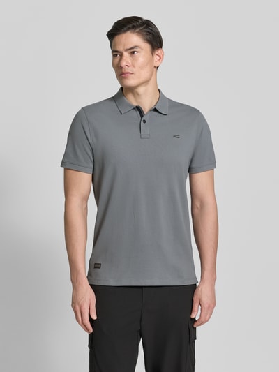 Männermodel trägt Regular Fit Poloshirt in unifarbenem Design von camel active aus katoen-elastaan mix, grijs, logodetail, knoopsluiting, geheel vooraanzicht