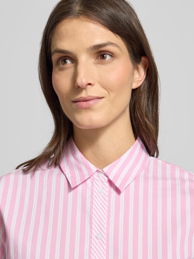 Frauenmodel trägt Hemdbluse mit Knopfleiste von More & More in Rosa mit weißen Streifen, Baumwoll-Mix, Nahaufnahme Oberkörper.