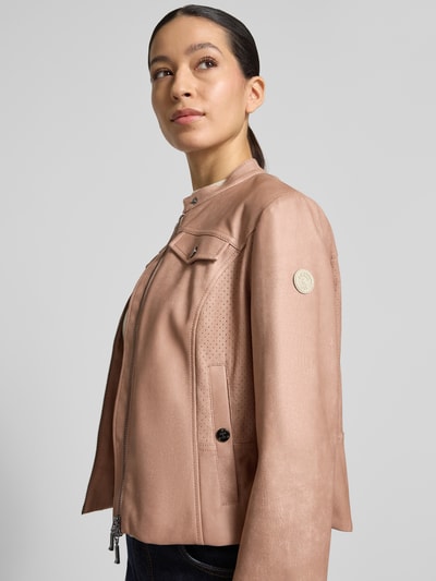 Frauenmodel trägt Slim Fit Jacke in Leder-Optik von Amber & June in Braun mit Stehkragen, Brusttaschen, Eingrifftaschen, Zweiwege-Reißverschluss, Ganzkörperansicht von vorne. Rückenlänge 53 cm, Schulterbreite 41 cm, Brustweite 48 cm, Ärmellänge 65 cm bei Größe 36.