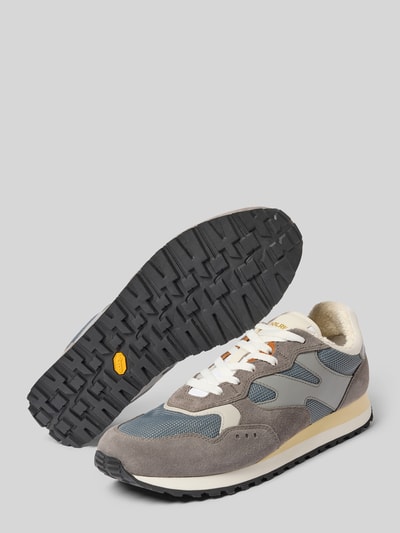 Produktfoto, Sneaker aus Leder-Mix mit Logo-Detail Modell 'Gravel' von Woolrich, grau-blau-beige, profilierte Sohle, abgerundete Form, Herren Sneaker, Schnürverschluss, Absatzhöhe 3 cm, Schafthöhe 9 cm, Schaftweite 9 cm