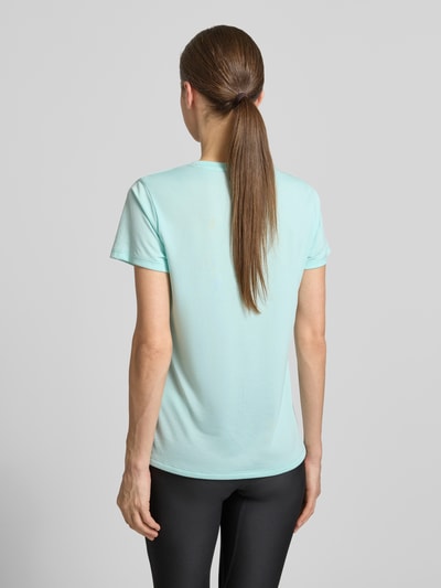 Vrouwenmodel draagt Funktionsshirt met ronde hals en logo van Under Armour, regular fit, ruglengte maat S 61 cm, geheel aanzicht achteraan.