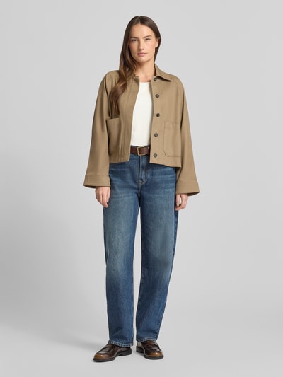 Frauenmodel trägt Relaxed Fit Longsleeve aus Viskose-Mix mit U-Boot-Ausschnitt von Fynch-Hatton, cremefarben, elastisch, Ganzkörperansicht von vorne.
