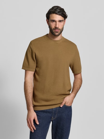 Männermodel trägt Regular Fit T-Shirt aus reiner Baumwolle von MCNEAL in Braun mit Strukturmuster, geripptem Stehkragen, Nahaufnahme Oberkörper.