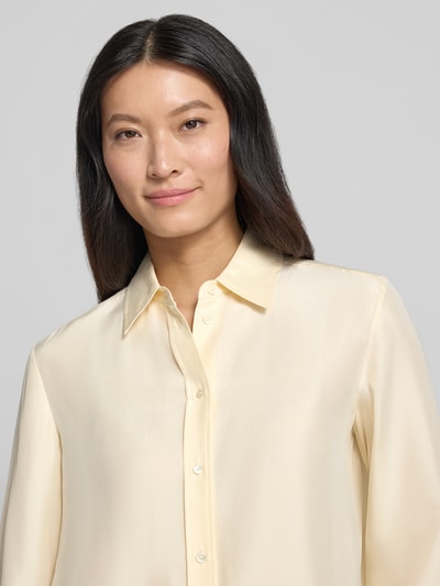 Frauenmodel trägt Regular Fit Langarmbluse aus reiner Seide Modell 'PALANCA' von Max Mara für Weekend Max Mara, cremefarben, glatte Textur, Nahaufnahme Oberkörper.