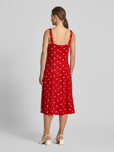 Vrouwenmodel draagt midi-jurk met linnen en viscose, getailleerd model, vierkante hals, brede bandjes, ritssluiting, van Apricot, ruglengte maat S 91 cm, borstwijdte maat S 45 cm, rode stof met witte stippen, rugaanzicht.