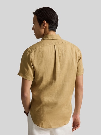 Mannelijk model draagt Regular Fit Leinenhemd mit Button-Down-Kragen van Polo Ralph Lauren in look: effen, materiaal: linnen, korte mouw, regular fit, button-downkraag, rompzoom licht afgerond, gestikt logo, doorlopende knoopsluiting, applicatie met stitching, Ganzkörperansicht Rückansicht.