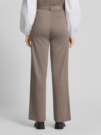 Frauenmodel trägt Straight Fit Hose mit Viskose-Anteil Modell 'Bonnie' von FREE/QUENT, beige, feine Streifen, strukturierte Oberfläche, Ganzkörperansicht Rückansicht. Elastischer Material-Mix, Knopf- und Reißverschluss, Bundweite S: 37 cm, Innenbeinlänge S: 80 cm.