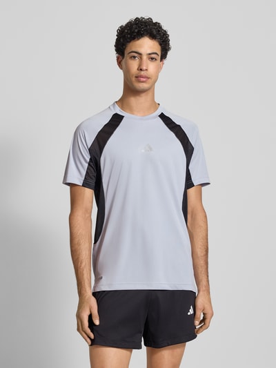 Męski model nosi T-Shirt mit Label-Print od adidas Training, krój regular fit, jasnoszary z czarnymi wstawkami, góra z przodu, oni.