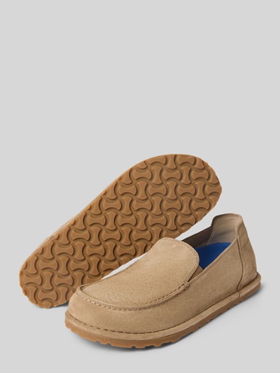 Produktfoto, Loafer aus echtem Veloursleder Modell 'Utti' von Birkenstock in Beige mit abgerundeter Passform, profilierter Sohle, Absatzhöhe 4 cm, Schafthöhe 6 cm, Schaftweite 7 cm.