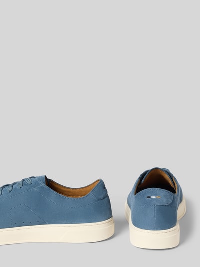 Produktfoto, Low Top Sneaker aus reinem Rindnubuk Modell 'Kieran_Tenn_wcsd' von BOSS in Optik: Unifarben, Lederoptik, Schuhspitze: Rund, Absatzform: Flach, Label-Prägung, Schnürung, Sohle: Strukturiert, Materialverarbeitung: Nubukleder, Herrenschuh in Blau mit weißer Sohle.
