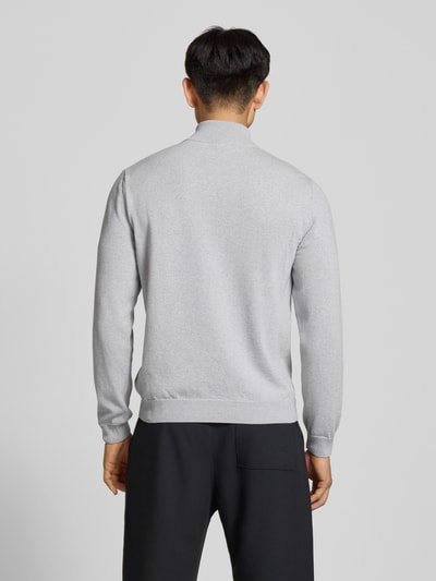Męski model nosi Troyer mit Logo-Stitching und kurzem Reißverschluss od REVIEW, bawełniany miks, krój modern fit, tył, zdjęcie całopostaciowe