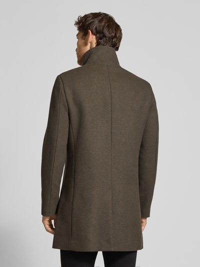 Mannenmodel draagt Regular Fit Mantel uit katoenmix met viscose van Matinique in bruin, staande kraag, rugaanzicht, model 'Harvey'.