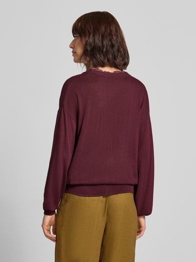 Modelka nosi kardigan mit V-Ausschnitt und Spitzenbesatz von Jake*s Casual, Mieszanka materiałów z dodatkiem lnu, krój regular fit, Dekolt w serek, obszycie koronką, listwa guzikowa, długość tyłu w rozmiarze S: 55 cm, długość rękawów w rozmiarze S: 49 cm, widok całej sylwetki z tyłu