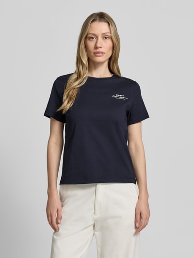 Frauenmodel trägt T-Shirt mit Label-Print und Rundhalsausschnitt von Gant aus Reine Baumwolle, Regular-Fit, dunkelblau und weiß, Damen T-Shirt, Rückenlänge bei Größe S 57 cm, Ganzkörperansicht von vorne.
