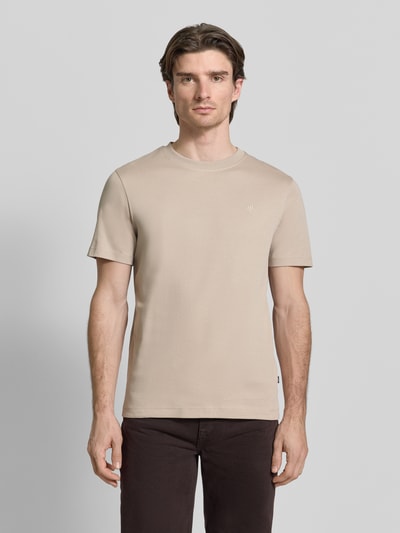 Männermodel trägt T-Shirt mit Label-Stitching Modell 'Priamo' von JOOP! Collection in Beige, reine Baumwolle, Regular Fit, Ganzkörperansicht von vorne.
