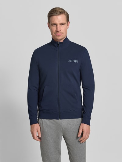 Männermodel trägt Sweatjacke mit Logo und Stehkragen von JOOP! Collection, dunkelblau, Baumwoll-Elasthan-Mix, Regular-Fit, Ganzkörperansicht von vorne