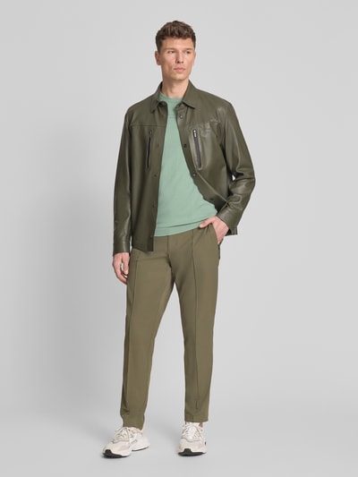 Männermodel trägt Regular Fit Pullover aus Modal-Mix mit Seiden-Anteil Modell 'SPIRIT70' von BOSS in Optik: Unifarben, Ganzkörperansicht von vorne.