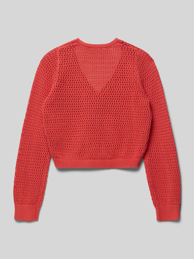 Produktfoto, Regular Fit Strickjacke mit Lochmuster von Garcia in Rot, Reine Baumwolle, V-Ausschnitt, Knopfverschluss, elastische Abschlüsse, Logo-Detail, Rückenlänge 37 cm, Ärmellänge 41 cm, kinder