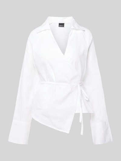 Produktfoto, Regular Fit Hemdbluse mit Umlegekragen od Gina Tricot, czysta bawełna, krój regular fit, taliowany, długi rękaw, kopertowy design, dekolt V, asymetryczny fason, długość tyłu w rozmiarze S 59 cm, długość rękawa w rozmiarze S 65 cm, biały kolor, gładka tekstura
