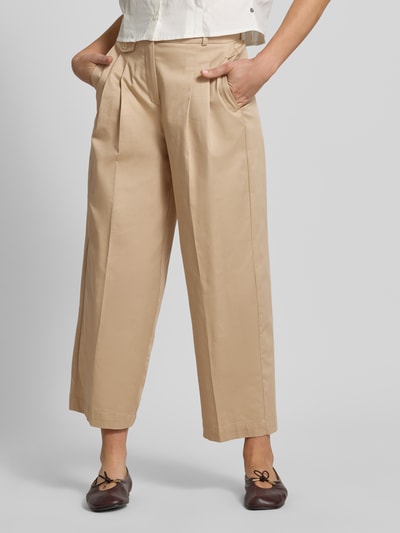 Frauenmodel trägt Hose mit Falten und Gesäßtasche von Rich & Royal aus Baumwoll-Elasthan-Mix, Wide Leg, beige, Ganzkörperansicht von vorne.