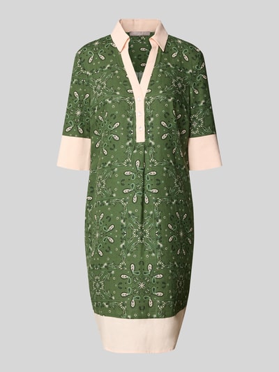 Vrouwenmodel draagt Knielanges Kleid mit Polokragen und kurzer Knopfleiste van Christian Berg Woman Selection in groen met linnenmix, recht model, knielengte, 1/2-mouwen, ruglengte maat 36: 96 cm, borstwijdte: 48 cm, mouwlengte: 38 cm. Ganzkörperansicht van voren.