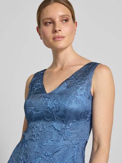 Frauenmodel trägt Cocktailkleid mit Strukturmuster und V-Ausschnitt von Vera Mont in Blau, Detailaufnahme Oberkörper, A-Linie, Midikleid, Rückenlänge bei Größe 36: 103 cm, Brustweite 44 cm.
